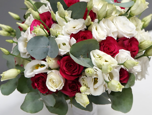 Букет невесты с красными розами, эустомой и эвкалипта Фото